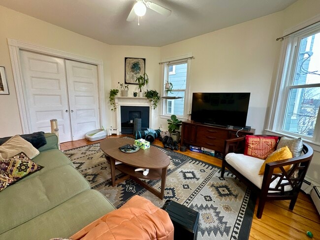 11 Sheridan St, Unit 2 in Boston, MA - Foto de edificio - Building Photo