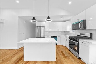 245-33 147th Rd in Queens, NY - Foto de edificio - Building Photo