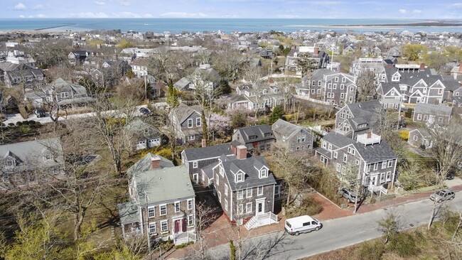 9 W Chester St in Nantucket, MA - Foto de edificio - Building Photo