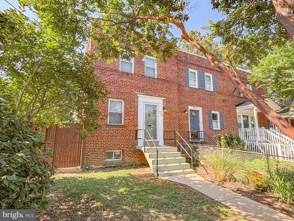425 Laverne Ave in Alexandria, VA - Building Photo