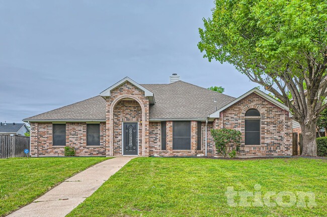 725 Rawlins Dr in Lancaster, TX - Foto de edificio - Building Photo