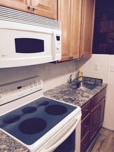 113 Raylinsky Rd, Unit A in Ballston Lake, NY - Foto de edificio - Building Photo