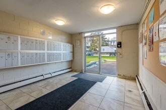Huron Manor in Owen Sound, ON - Building Photo - Building Photo