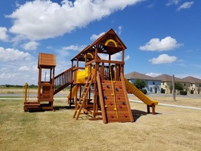 Stone Oak Apartments in Harlingen, TX - Foto de edificio - Building Photo