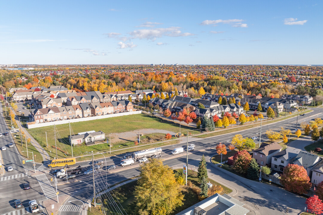 5 Cathedral Dr in Whitby, ON - Building Photo