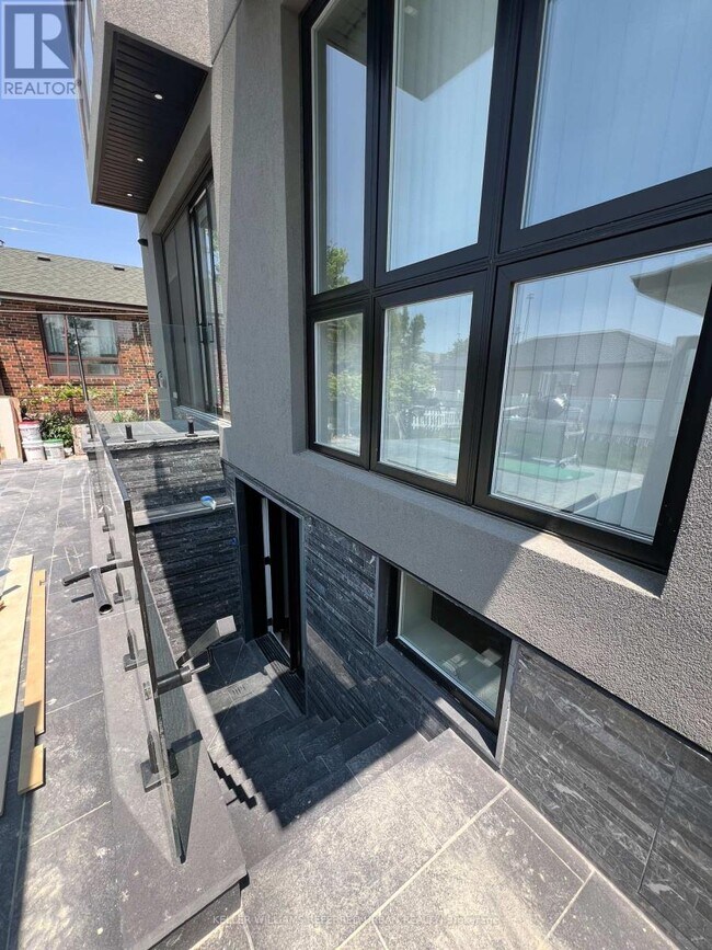 8 Lorne Bruce Dr in Toronto, ON - Building Photo - Building Photo