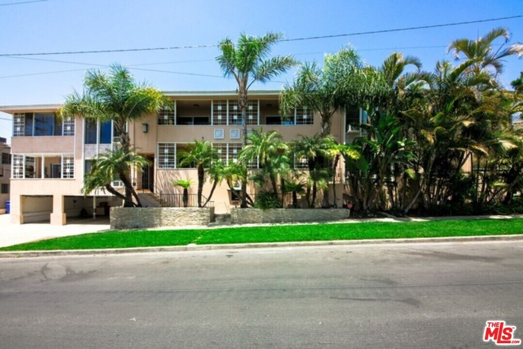 10561 Missouri Ave in Los Angeles, CA - Building Photo