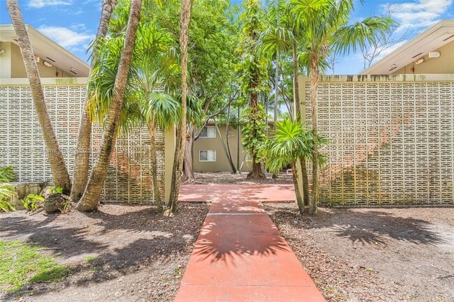 6330 SW 79th St in South Miami, FL - Building Photo - Building Photo
