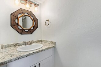 1025 E Highland Ave in Phoenix, AZ - Foto de edificio - Building Photo