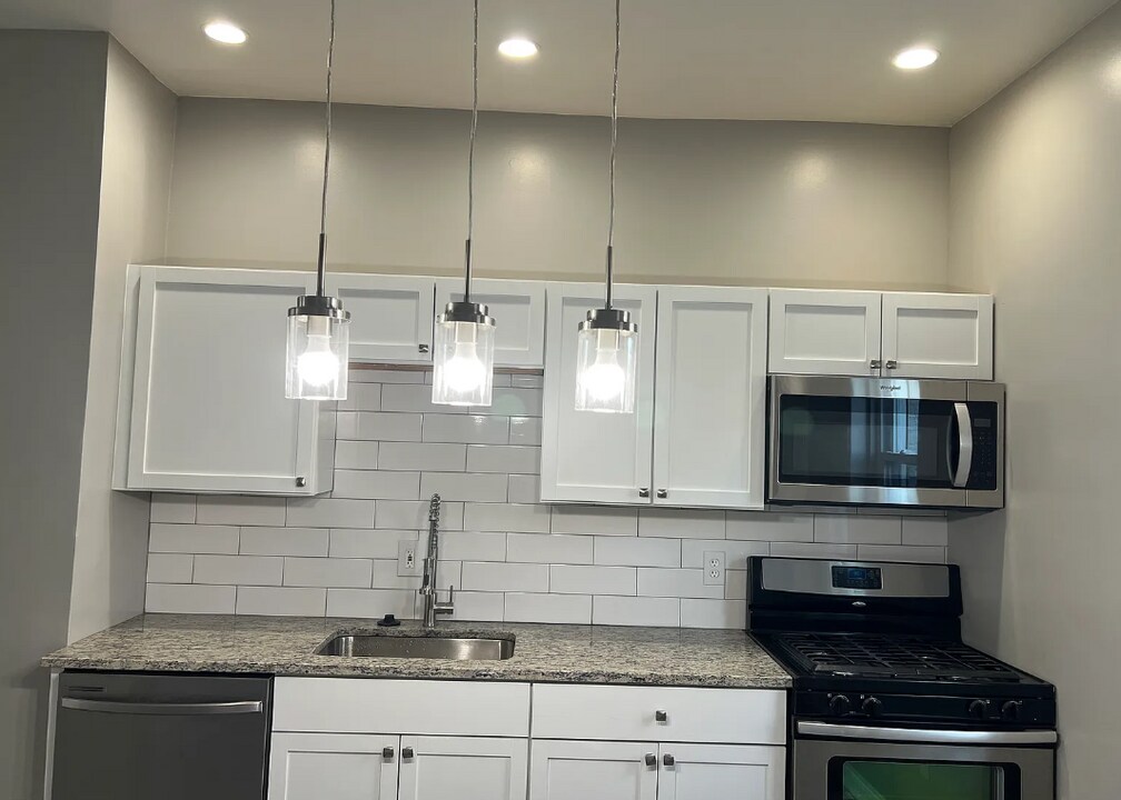 2000 E Preston St in Baltimore, MD - Building Photo