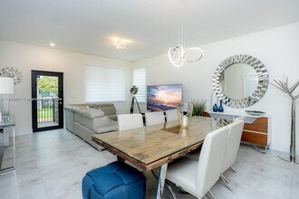 4665 NW 83rd Path in Doral, FL - Building Photo - Building Photo