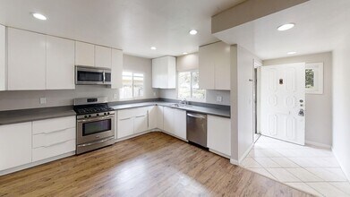 5216 E Falls View Dr in San Diego, CA - Building Photo - Building Photo