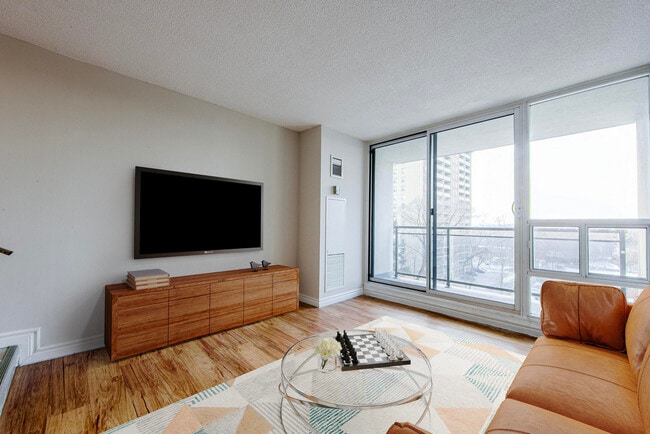 Bay 200 in Hamilton, ON - Building Photo - Building Photo