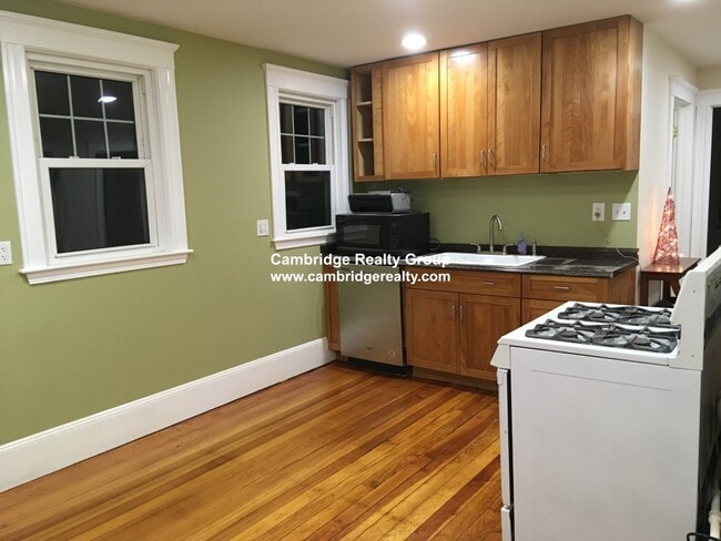 16 Cutter Ave, Unit 2B in Somerville, MA - Building Photo - Building Photo