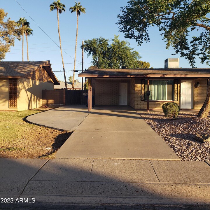 1622 Alameda Dr in Tempe, AZ - Foto de edificio