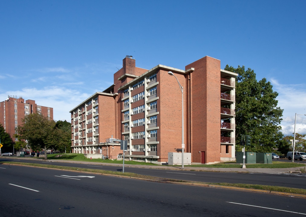John F. Kennedy Apartments in New Britain, CT - Foto de edificio