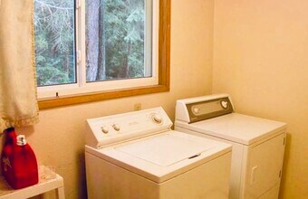 7163 Chico Way NW, Unit Downstairs in Bremerton, WA - Building Photo - Building Photo