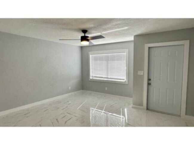 1117 SW Santa Barbara Pl in Cape Coral, FL - Building Photo - Building Photo