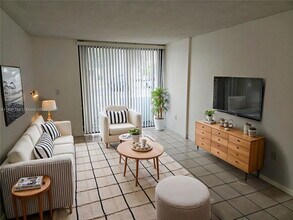 8261 NW 8th St in Miami, FL - Building Photo - Building Photo