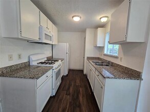 807 Meadowcreek Dr in Round Rock, TX - Building Photo - Building Photo