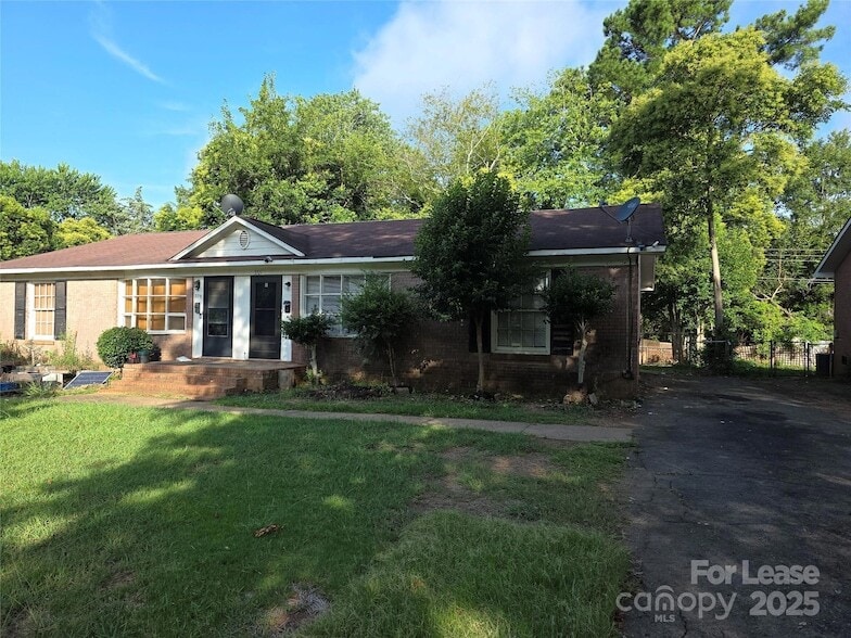 3721 Driftwood Dr in Charlotte, NC - Foto de edificio