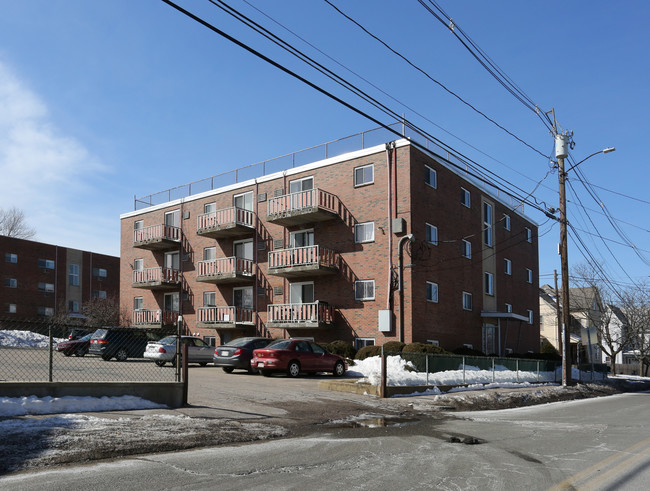 100 Waltham St in Watertown, MA - Foto de edificio - Building Photo