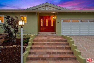 221 Bellino Dr in Los Angeles, CA - Foto de edificio - Building Photo