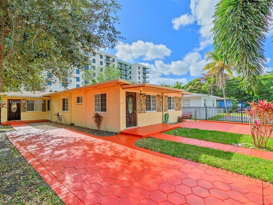 2530 NE 181st St in North Miami Beach, FL - Building Photo