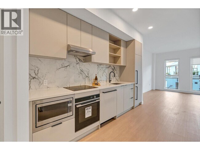 422 E 3rd St in North Vancouver, BC - Building Photo - Building Photo