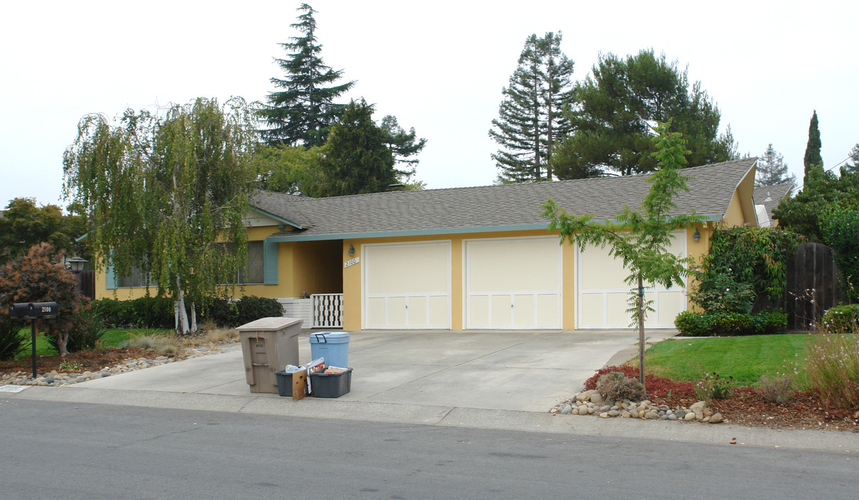 2100 Fallen Leaf Ln in Los Altos, CA - Building Photo