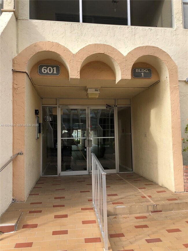 601 Three Islands Boulevard in Hallandale Beach, FL - Building Photo - Building Photo