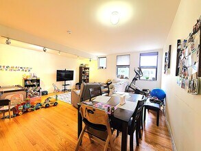 50 Winchester St, Unit 206 in Brookline, MA - Foto de edificio - Building Photo