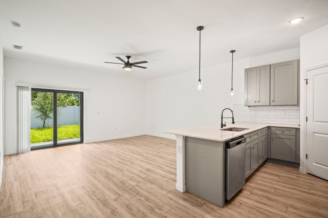 627-627 SE 13th Pl in Cape Coral, FL - Foto de edificio