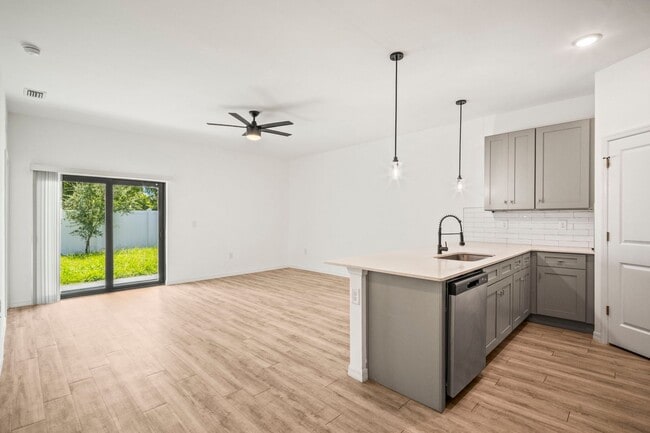 property at 627-627 SE 13th Pl