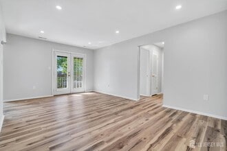 812 Green Hollow Dr in Woodbridge Township, NJ - Building Photo - Building Photo