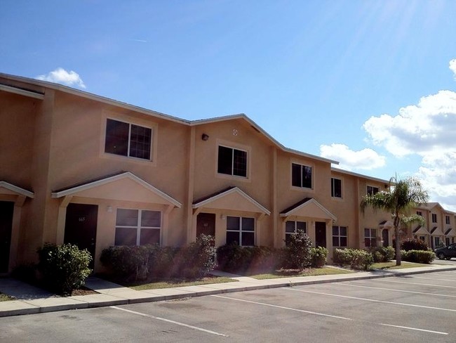 Weatherbee Townhomes in Fort Pierce, FL - Building Photo - Building Photo