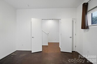 921 Westbrook Dr in Charlotte, NC - Foto de edificio - Building Photo