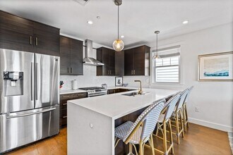 241 Lexington St, Unit 2 in Boston, MA - Foto de edificio - Building Photo