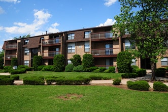 Edison and Blueberry Village in Edison, NJ - Building Photo - Building Photo