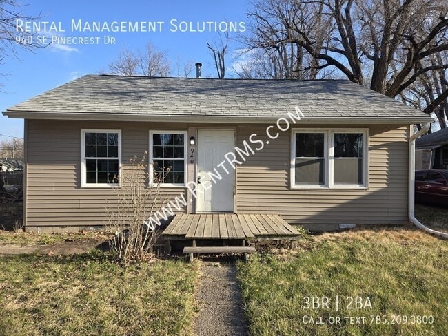 property at 940 SE Pinecrest Dr