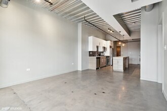 1241 N Milwaukee Ave in Chicago, IL - Building Photo - Building Photo