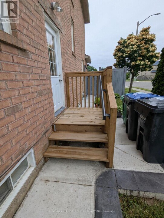 2 Ozner Ct in Brampton, ON - Building Photo