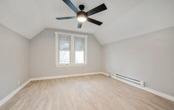 1353 N Harding Ave, Unit 2 in Chicago, IL - Foto de edificio - Building Photo