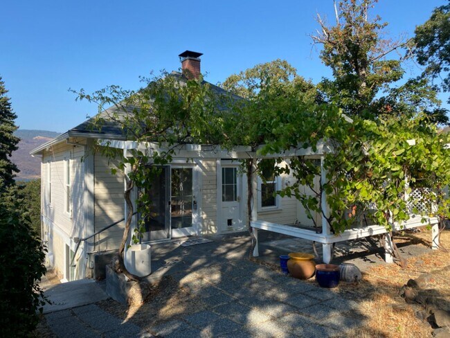 1006 4th Ave in Mosier, OR - Building Photo - Building Photo
