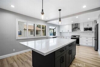 5800 Owensmouth Ave in Los Angeles, CA - Building Photo - Building Photo