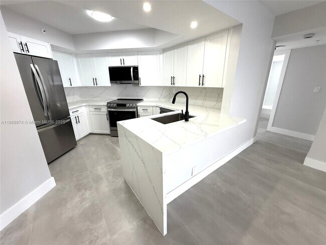 6767 Collins Ave in Miami, FL - Building Photo - Building Photo