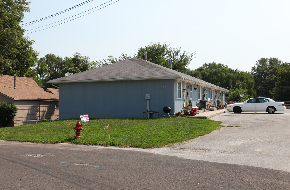 106 S 1st St in Odessa, MO - Building Photo