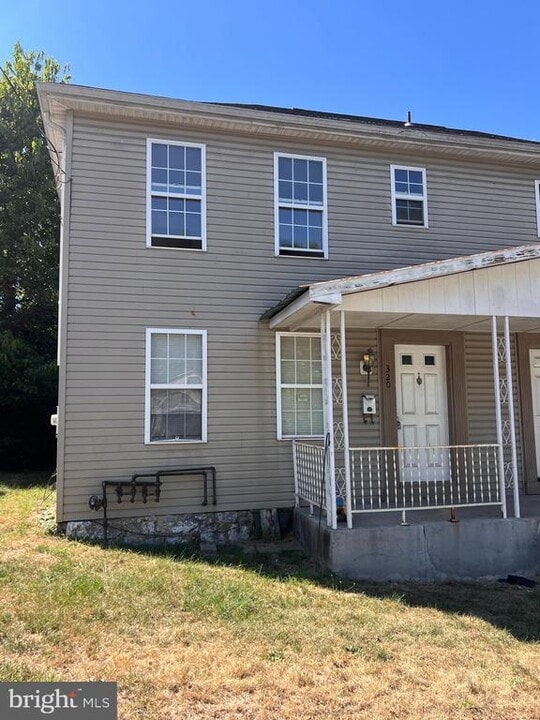 320 E Race St in Martinsburg, WV - Building Photo