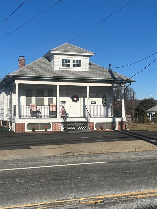 1537 Plainfield St in Johnston, RI - Building Photo