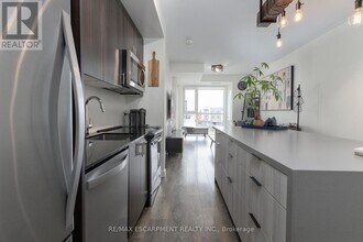 150 Sabina Dr in Oakville, ON - Building Photo - Building Photo